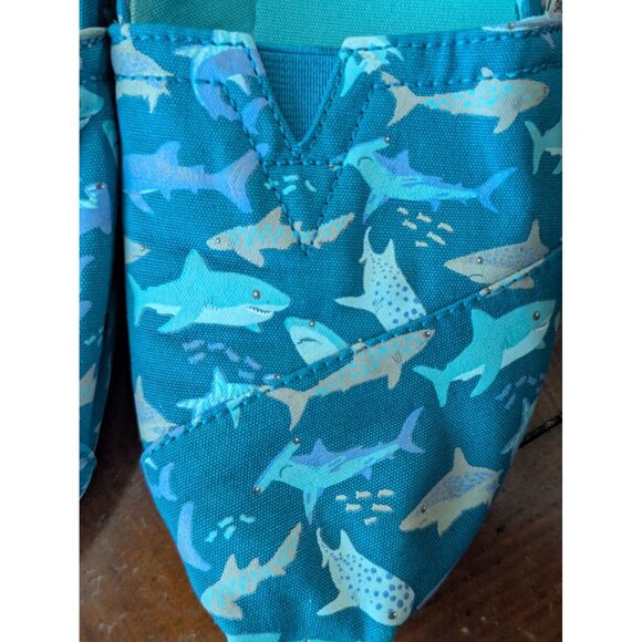 Toms Womens Shark Print Slip-On Shoes W8.5 Canvas Casual Flats Blue/Multicolor - Picture 2 of 6